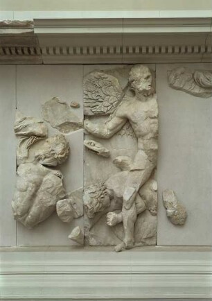 Pergamonaltar, Südfries - Ausschnitt: Giganten, Gegner der Phoibe