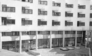 Inbetriebnahme des Altenwohnheims des Kreisvereins Karlsruhe des Deutschen Roten Kreuzes in der Stephanienstraße 74 - 76.
