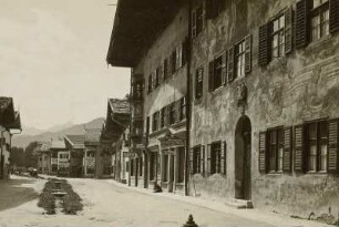 Mittenwald, Oberer Markt : Mittenwald. Oberer Markt und Neunerhaus von rechts