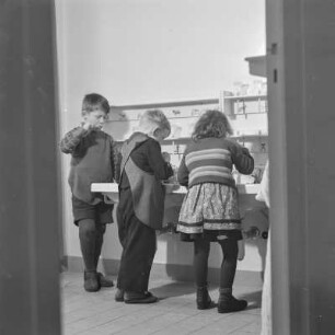 Kindergarten. Kinder beim Zähneputzen
