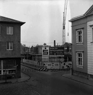Kreissparkasse Stormarn: Hagenstraße: Neubau: Blick vom Stadthaus auf Baustelle mit Bauschild, bemaltem Bauzaun und Baukran: vorn Marktplatz: links Altbau der Kreissparkasse: rechts Rathaus