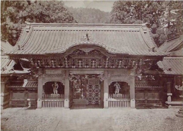 Nikko, Grabmal des dritten Schogun (Yemitsu) Taiyuin. Yasschamor, das dritte Thor (Dämonenthor) von Innen.