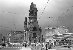 Berlin: Ruine der Gedächtniskirche; von der Tauentzienstraße