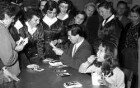 Freiburg: Filmpalast, Autogrammstunde, Christine Kaufmann und Siegfried Breuer, unten am Tisch