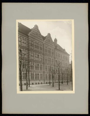 Gemeinde- und Hilfsschule in der Straßmannstraße, Berlin: Ansicht Innenhof