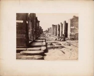 Straße und Brunnen der Fortuna, Pompeji: Ansicht mit Trittsteinen, Mauerresten und Brunnen