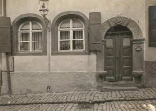 Leisnig, Fassade eines Bürgerhauses mit Sitznischenportal