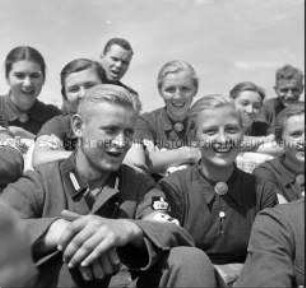 Arbeitsmänner und Arbeitsmaiden des Reichsarbeitsdienst in der Freizeit