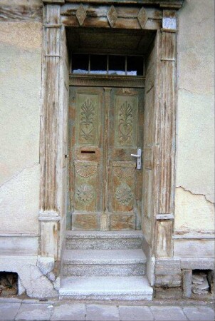 Detail voriges Bild: Haustür mit Schnitzwerk