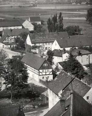 Vogelschau auf Crostwitz : Bauwesen - Wirtschaftsgebäude und Gehöfte. Ort: Chrósćicy / Crostwitz. Blick auf Crostwitz aus der Höhe (Gut aus dem Jahre 1848)