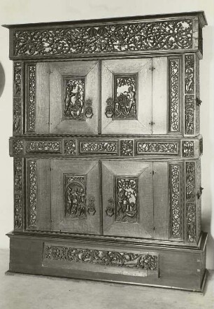 Sogenannter Dürerschrank, mit Reliefs nach Stichen von Dürer, Cranach und italienischen Bronzeplatten