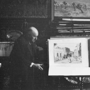 Marburg. Der Maler Prof. Ernst Vollbehr (1876-1960) in seiner Wohnung neben einer Staffelei sitzend