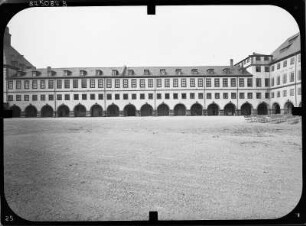 Gotha. Schloss Friedenstein, Westflügel, Ostfassade zum Schlosshof