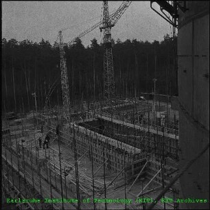 Aufbau des Brennelement-Lagergebäudes des Forschungsreaktors 2 (FR 2), von Südwesten