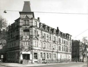 Dresden-Pieschen, Hubertusstraße 30/Maxim-Gorki-Straße 82. Doppelwohnhaus mit Ladeneinbauten (um 1895). Eckansicht mit Einfriedung