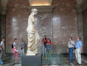 Museum Louvre, Besucher vor der Venus von Milo