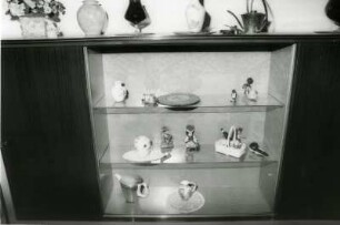 Vitrinenschrank mit Geschirr und Figuren