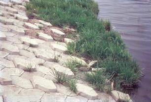Betonpflaster am Main-Donau-Kanal
