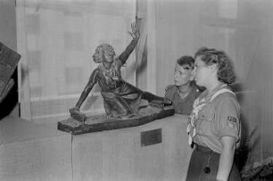 Ausstellung der Sowjetunion im Gebäude des Finanzministeriums der DDR am Werderschen Markt anlässlich der III. Weltfestspiele in Berlin : Zwei Ausstellungsbesucher vor einer Plastik