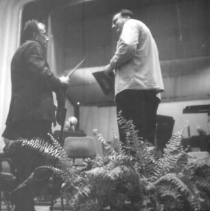 Gewandhauskapellmeister Kurt Masur bei der Probe mit dem Gewandhausorchester. Leipzig, Kongreßhalle, 02.09.1970