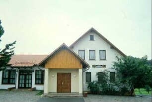 Gaststätte "Zum Weißbachtal" im Gebäude der Gemeindeverwaltung; mit Saalanbau