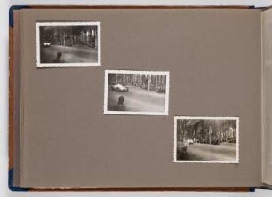 Albumseite mit Aufnahmen von einem Autorennen : Fotoalbum zum Rennsport in der DDR ab 1951. Kartoneinband mit Kordelbindung; 24,5 x 35 x 2 cm (1951). Dresden: SLUB/DF 2017.D.39
