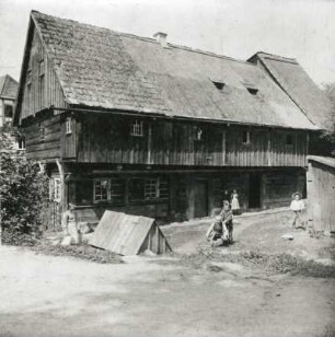Sächsische Schweiz, Hinterhermsdorf. Bauernhaus (Haus Endler), Umgebindehaus mit vorkragendem, verbretterten Obergeschoß und mit Schindeldach (1668). Sebnitz: Heimatmuseum
