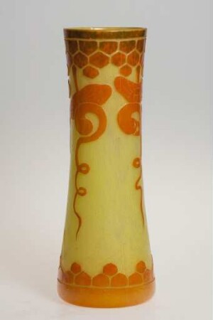 Gelbe Vase mit orangenem Dekor