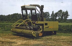 Feldhäcksler E 281-E mit Schwadaufnehmer SAN42 (Doppelschwad)
