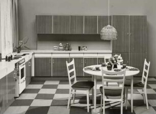 Küchentisch : Küchenmöbel (1973; VEB Holzverarbeitungswerk Burg). Anbauwand und Eßplatz