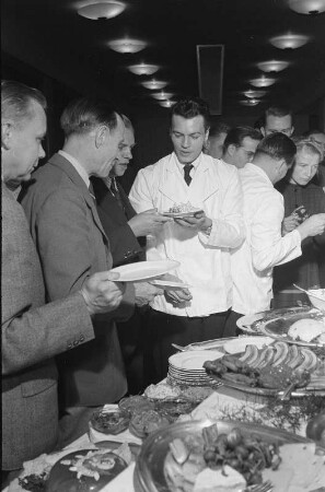 Dresden-Räcknitz, Zellescher Weg 12/14 (Willers-Bau der TH Dresden). Serie "Jahrestagung Deutsche Mathematiker-Vereinigung Dresden 1957". Stehimbiss, Servierpersonal bedient Wissenschaftler