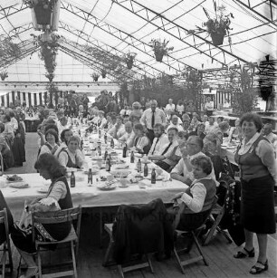 Volks- und Schützenfest: Schützenverein von Trittau und Umgebung e.V.: Königsfrühstück im Festzelt: Blick über die Tischreihen mit Gästen