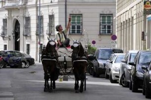 Fiaker in Wien : Ein Fiakerkutscher zeigt seinen Fahrgästen in der Wiener Innenstadt etwas, 2008