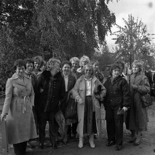 Amtsgericht: Königstraße: Mitarbeiter: Außenaufnahme Gruppenfoto: Sekretärinnen und Mitarbeiterinnen