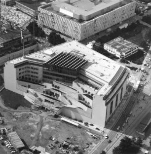 Dresden-Altstadt, Prager Straße12. Kaufhaus Karstadt (1992/1995). Luftbildschrägaufnahme von Nordosten gegen Kaufhaus Hertie