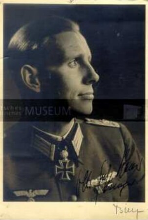 Porträt-Postkarte mit Autograph von Major Otto Ernst Remer