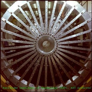 Detailaufnahme des Dreh-Kipptisches für den Crystal Barrel Detektor des Instituts für Kernphysik (IK)