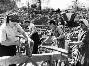 Trümmerfrauen beim Abklopfen von Ziegelsteinen für den Wiederaufbau
