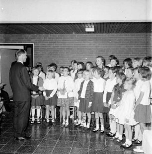 Volksschule: Dörfergemeinschaftsschule: Einweihung: Schulchor unter Leitung von Rektor Jürgen Ehlers