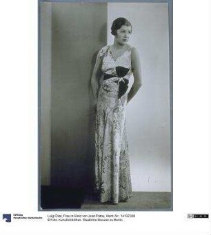 Frau in Kleid von Jean Patou