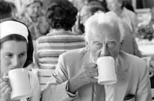 25. Jubiläumstagung 1975 Medizin; Bayrisches Frühstück: Gräfin Sonja Bernadotte, Albert Szent-Györgyi von Nagyrapolt