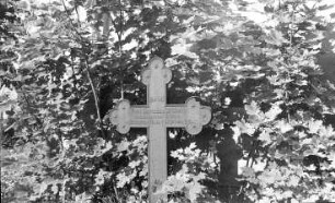 Boxberg/O.L.-Nochten. Kirche, Ostseite, Grabkreuz (gefertigt im Hammerwerk Boxberg?)