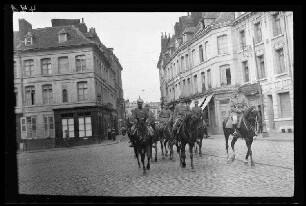 Douai (Dep. Nord, Frankreich): Reiter mit Pickelhaube am Rand [des Marktplatzes]