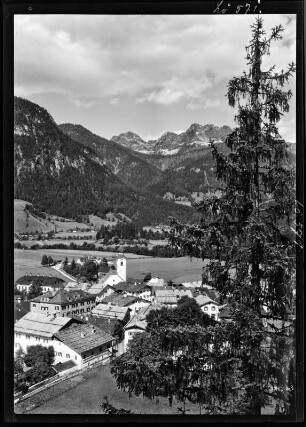 Österreich, Lofer. Stadtteilansicht gegen Reiteralpe