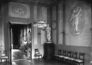 Schloss Heidecksburg : Rudolstadt. Schloss Heidecksburg, ehemaliges Residenzschloss. Ecke im Weißen Saal mit Standbild der Aphrodite