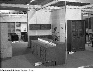 Ausstellungskojen des VEB Möbelkombinat Dresden-Hellerau mit Möbeln des Sidebord- und Vitrinenprogramms