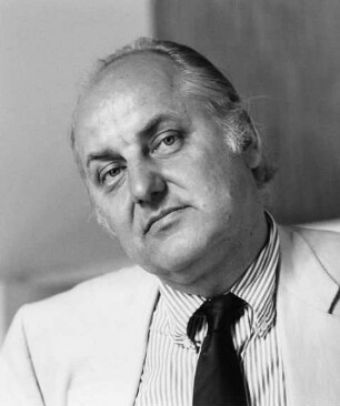 Hans Hollein (geb. 1934; österreichischer Architekt und Designer, Bildhauer, Objektkünstler, Ausstellungsgestalter und Architekturtheoretiker; austrian architect and designer). Wien, 1986