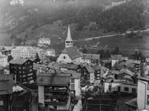 Zermatt : Zermatt von einer Anhöhe aus. In der Bildmitte die römisch-katholische Pfarrkirche St. Mauritius