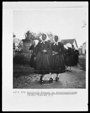 Schleife, Frauen in Sonntagstracht