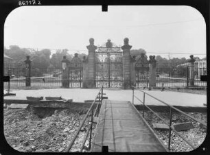 Gotha. Orangerie. Einfriedung mit Toranlage, datiert 1734